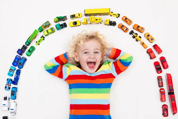 Menino brincando com carros de brinquedo. Brinquedos para crianças . — Fotografia de Stock