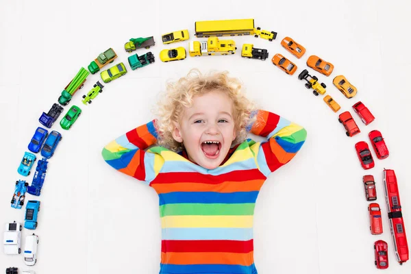 Liten pojke leker med leksaksbilar. Leksaker för barn. — Stockfoto