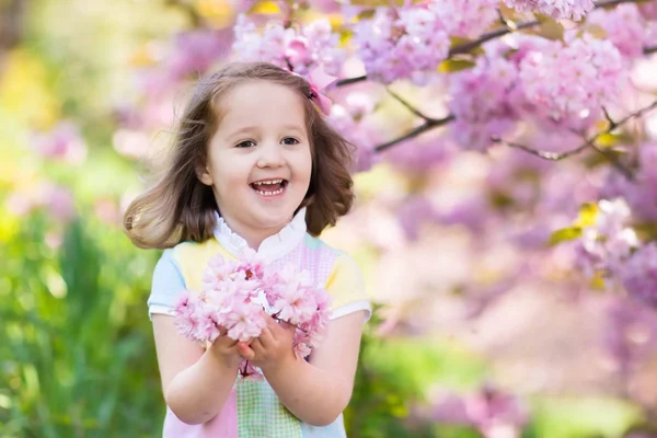 Bambina con fiore di ciliegio — Foto Stock