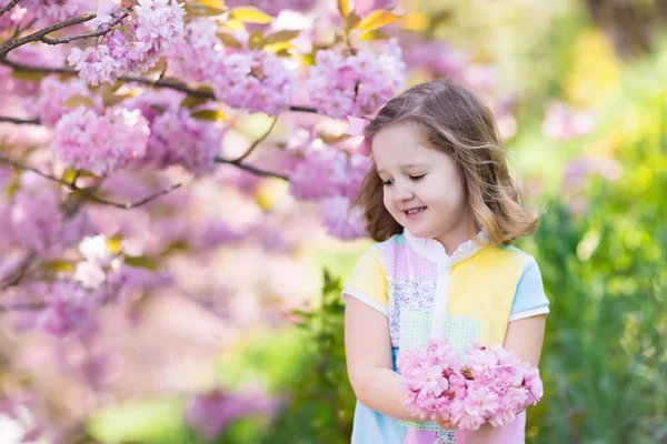Kiraz çiçeği ile küçük kız — Stok fotoğraf
