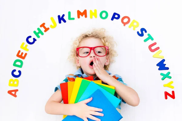 Criança aprendendo letras de alfabeto e leitura — Fotografia de Stock