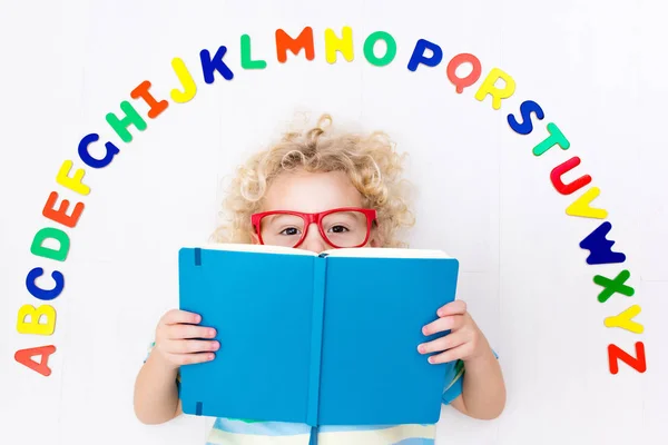 Kind leren van letters van het alfabet en lezing — Stockfoto