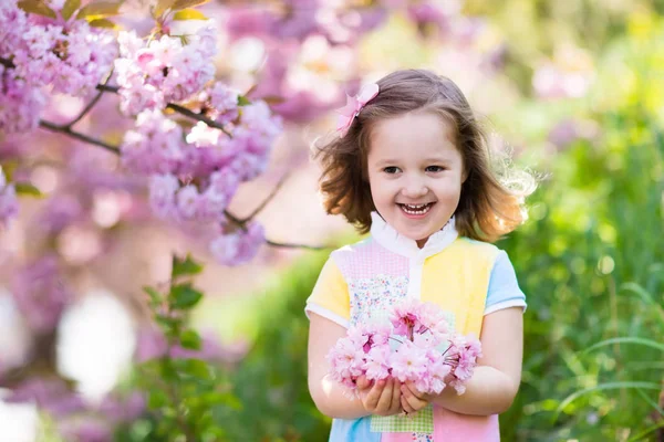 Bambina con fiore di ciliegio — Foto Stock