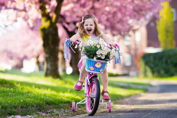 Meisje met een fiets. Kind op fiets. — Stockfoto