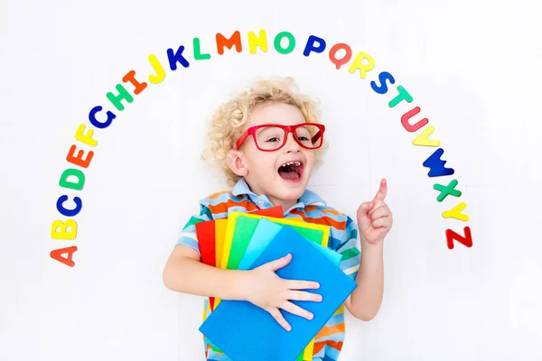 アルファベットと読みの文字を学習する子 — ストック写真