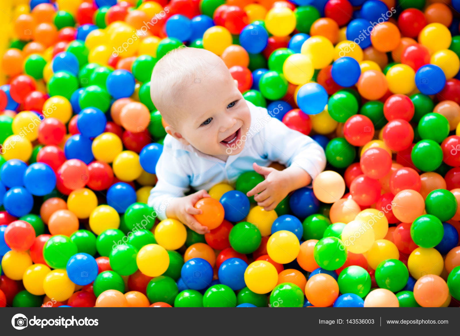 Child playing in ball pit on indoor playground — Stock Photo