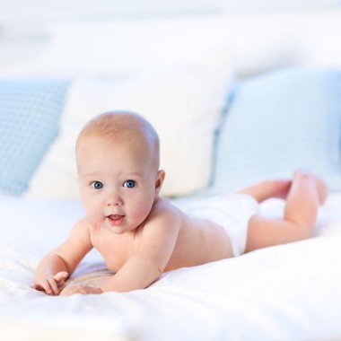 Bebek bezi yatakta. Yenidoğan evde.