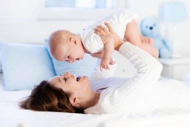 Bebek ve anne evde yatakta. Anne ve çocuk.