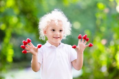 Malzeme çekme ve ahududu yaz aylarında yemek çocuk