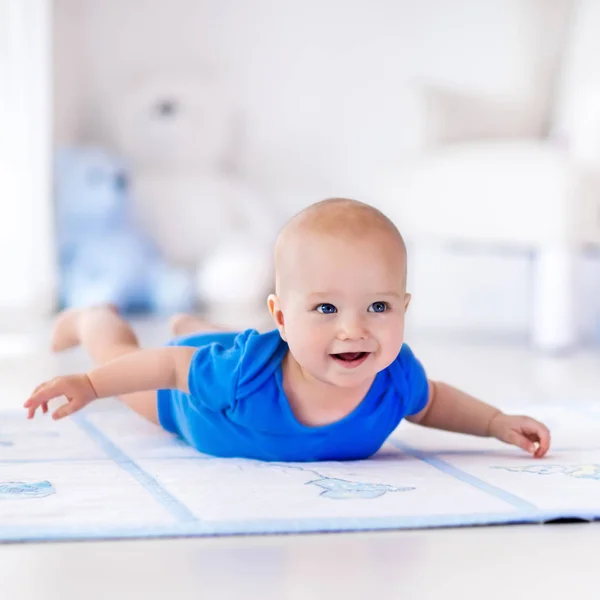 Oynama ve tarama öğrenme erkek bebek — Stok fotoğraf