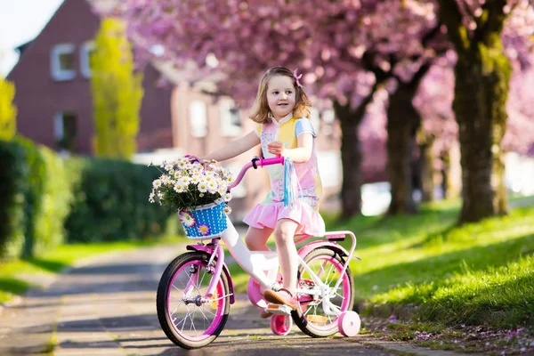 Meisje met een fiets. Kind op fiets. — Stockfoto