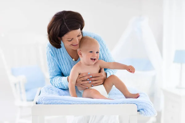 Mãe mudando fralda para menino — Fotografia de Stock