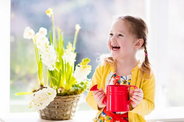 Menina molhando flores da primavera — Fotografia de Stock