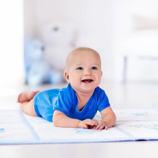 Baby boy playing and learning to crawl — Stock Photo, Image