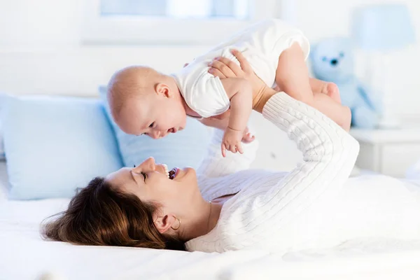 Dítě a matku doma v posteli. Máma a dítě. — Stock fotografie