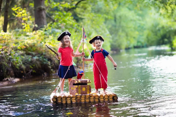 Niños jugando aventura pirata en balsa de madera —  Fotos de Stock
