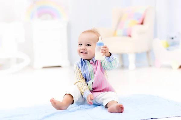 Baby boy with bottle drinking milk or formula — Stock Photo, Image