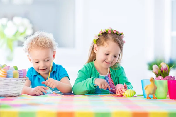 Kids with colorful Easter eggs on egg hunt — Stock Photo, Image