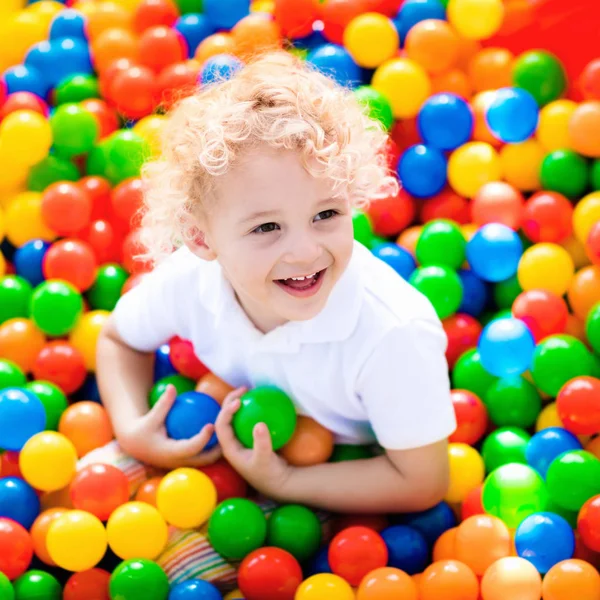 Kind spielt in Kugelgrube auf Indoor-Spielplatz — Stockfoto