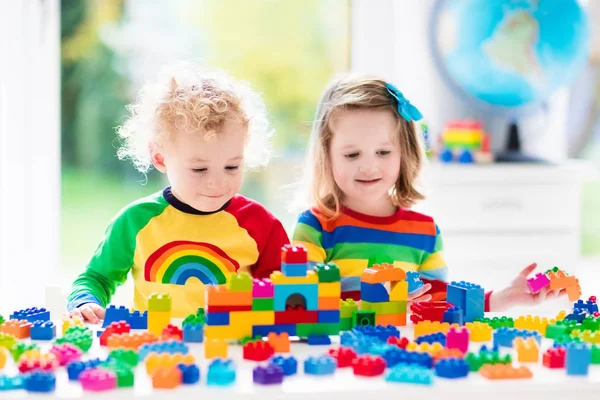 Crianças brincando com blocos coloridos — Fotografia de Stock