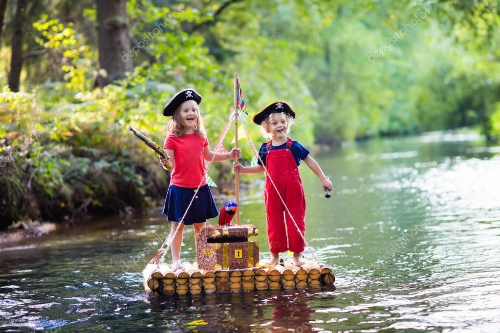 Kids playing pirate adventure on wooden raft — Stock Photo