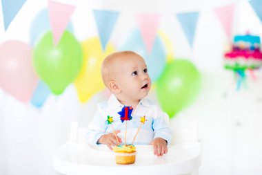 Küçük bebeğim ilk doğum günü kutluyor