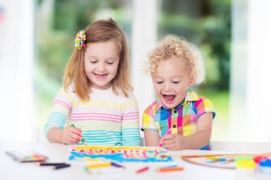 Çocuklar boya ve evde çizmek