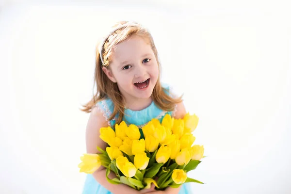 Liten flicka med blomma Tulpanbukett — Stockfoto
