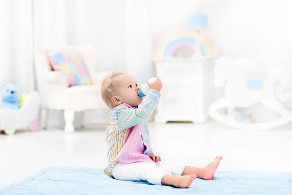 Bebé niño con biberón bebiendo leche o fórmula — Foto de Stock