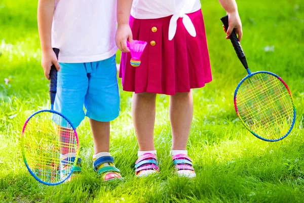 Crianças jogam badminton ou tênis em quadra ao ar livre — Fotografia de Stock