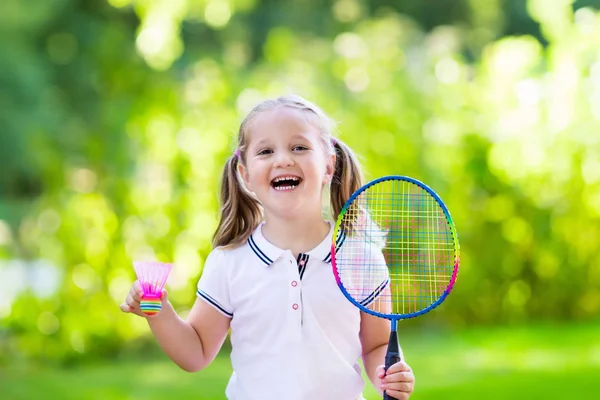 Criança jogando badminton ou tênis ao ar livre no verão — Fotografia de Stock