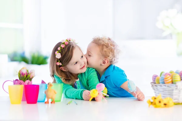 Bambini con uova di Pasqua colorate a caccia di uova — Foto Stock