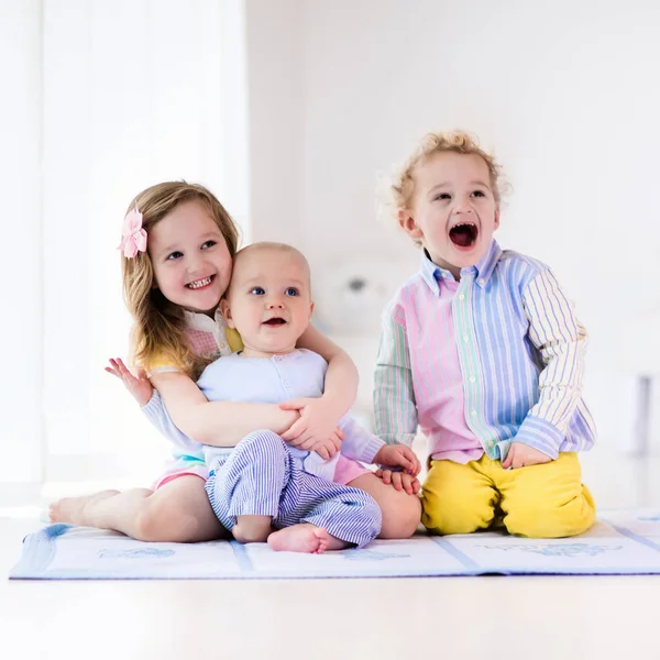 Děti hrají doma, bratr a sestra láska — Stock fotografie