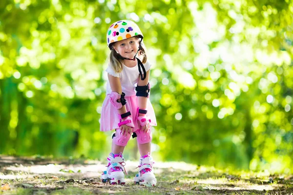 Petite fille avec des chaussures de patin à roulettes dans un parc — Photo