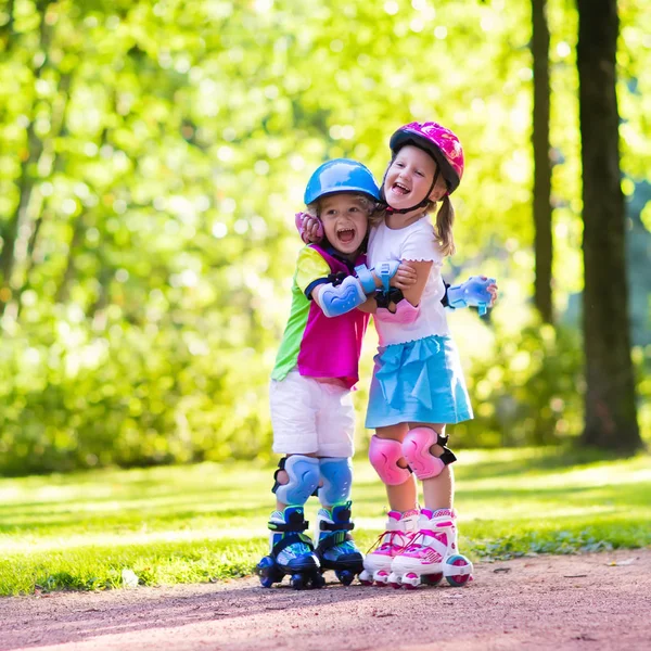 Barn rullskridskoåkning i sommaren park — Stockfoto
