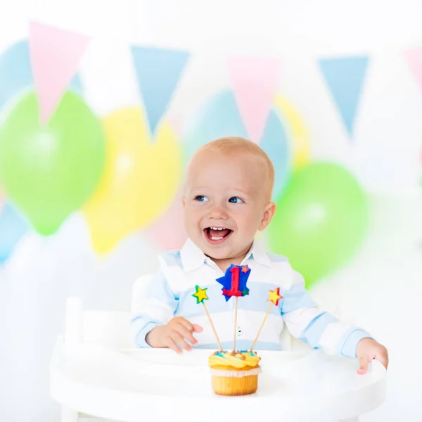 Menino pequeno comemorando o primeiro aniversário — Fotografia de Stock