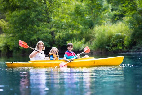 Familia disfrutando del paseo en kayak por un río —  Fotos de Stock