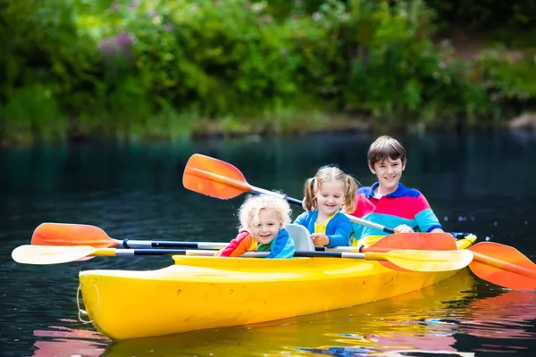 Barn kajakpaddling på en flod — Stockfoto