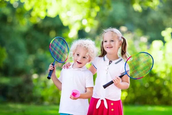 I bambini giocano a badminton o a tennis in un campo all'aperto — Foto Stock