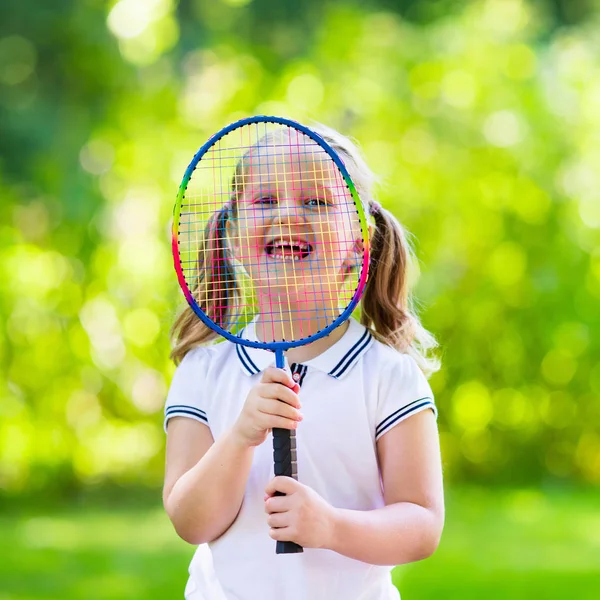 Niño jugando al bádminton o tenis al aire libre en verano — Foto de Stock