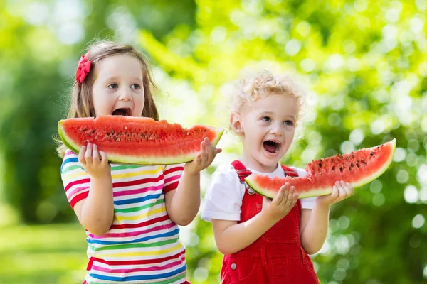 Bahçede karpuz yeme çocuklar — Stok fotoğraf