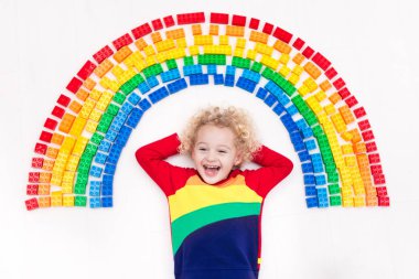 Gökkuşağı plastik blok oyuncakla oynamak çocuk