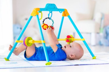 Bebek çocuk oyun mat. Spor salonunda oynayan çocuk.