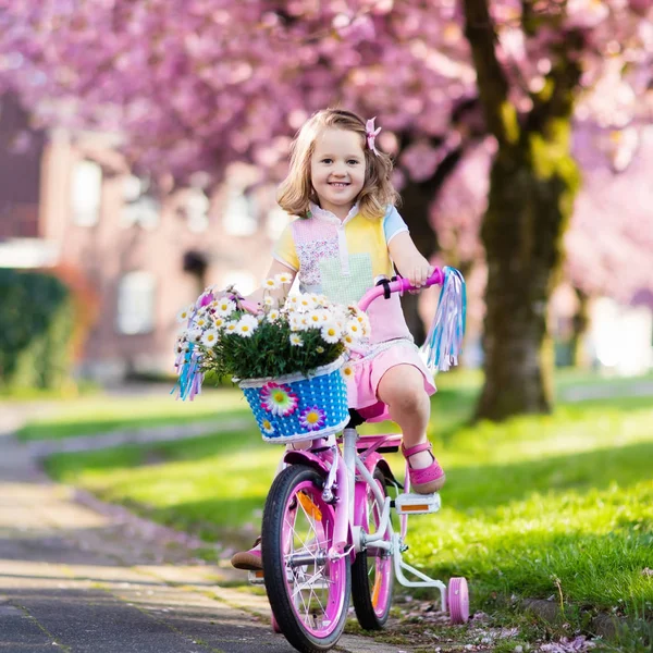 Liten flicka rider en cykel. Barn på cykel. — Stockfoto