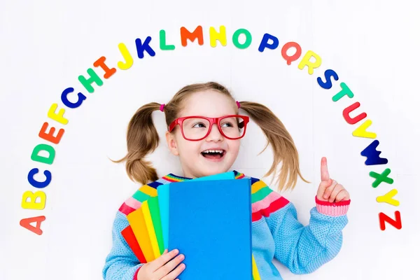 Lettere di alfabeto e lettura per bambini — Foto Stock