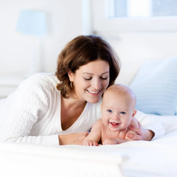Baby and mother at home in bed. Mom and child. — Stock Photo, Image
