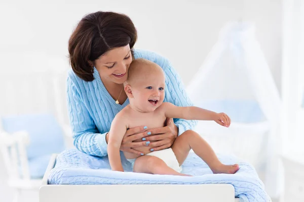 Mother changing diaper to baby boy — Stock Photo, Image