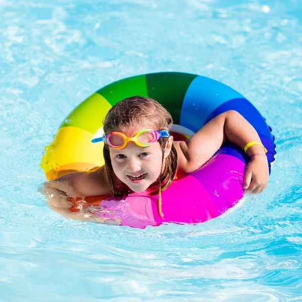 Liten flicka med leksak ring i poolen — Stockfoto
