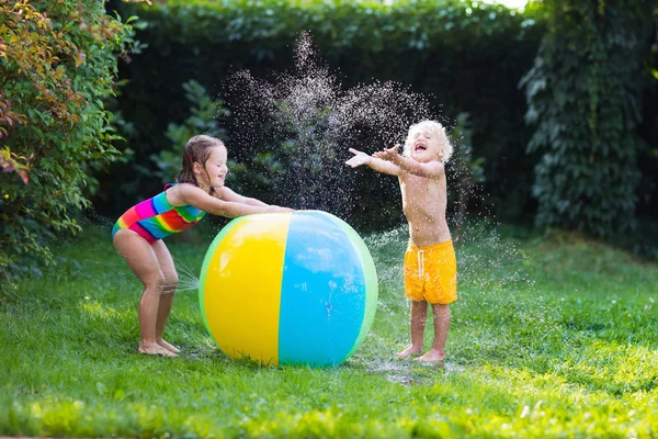 물 공 장난감가지고 노는 아이 들 — 스톡 사진