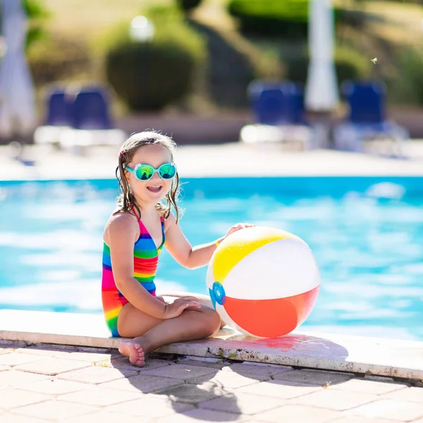 Criança na piscina nas férias de verão — Fotografia de Stock